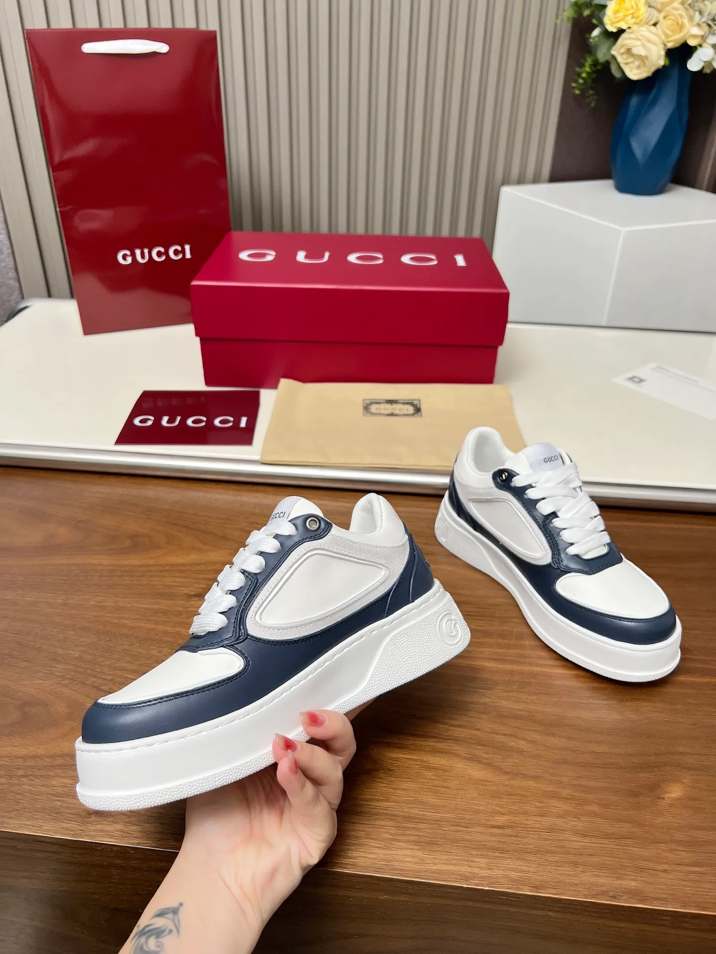 👟👟Ex-factory price 560👟👟Gucci casual sneakers, top version! Oil edge craftsmanship🌸🌸🌸1:1 reproduction. New model for early spring, creating a perfect style💣💣💣street style🔥🔥🔥Cool and stylish C-position fashionable outfit with retro and futuristic feel🌹🌹🌹Classic shoe shape, showing exquisite texture! Open mold to customize high-density outsole. Comes fully packaged. Size: Female 35-46. Fabric: Imported cowhide...men and women